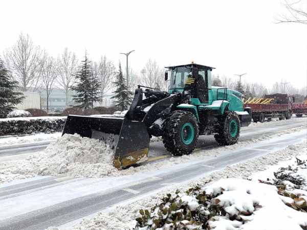 除雪保畅，尊龙凯时铁肩道义勇担重任！