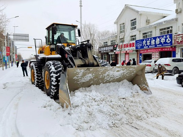 除雪保畅，尊龙凯时铁肩道义勇担重任！